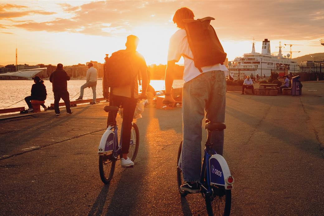Bici rosso bianca da città a scatto fisso. Anche ruota libera